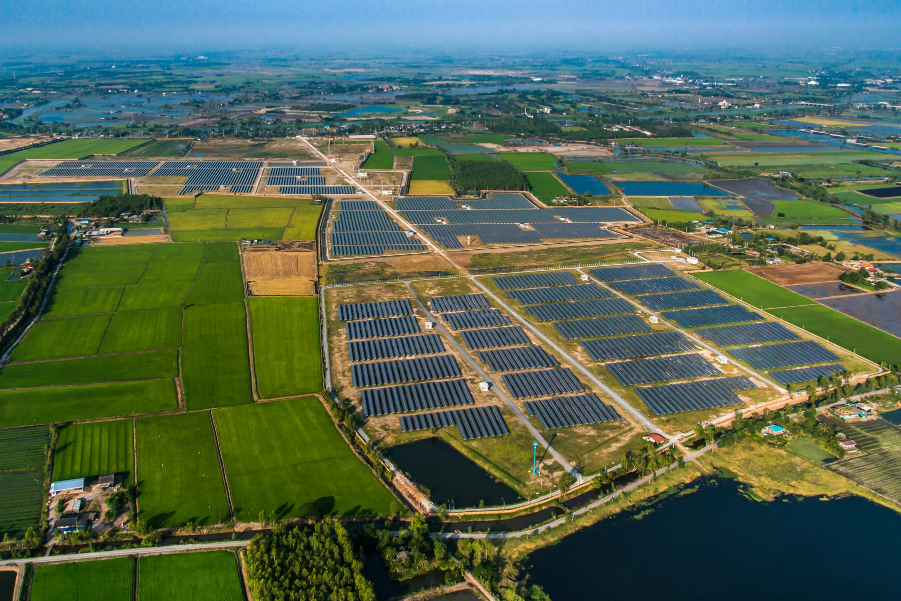 Vista aérea de un parque solar y su entorno.