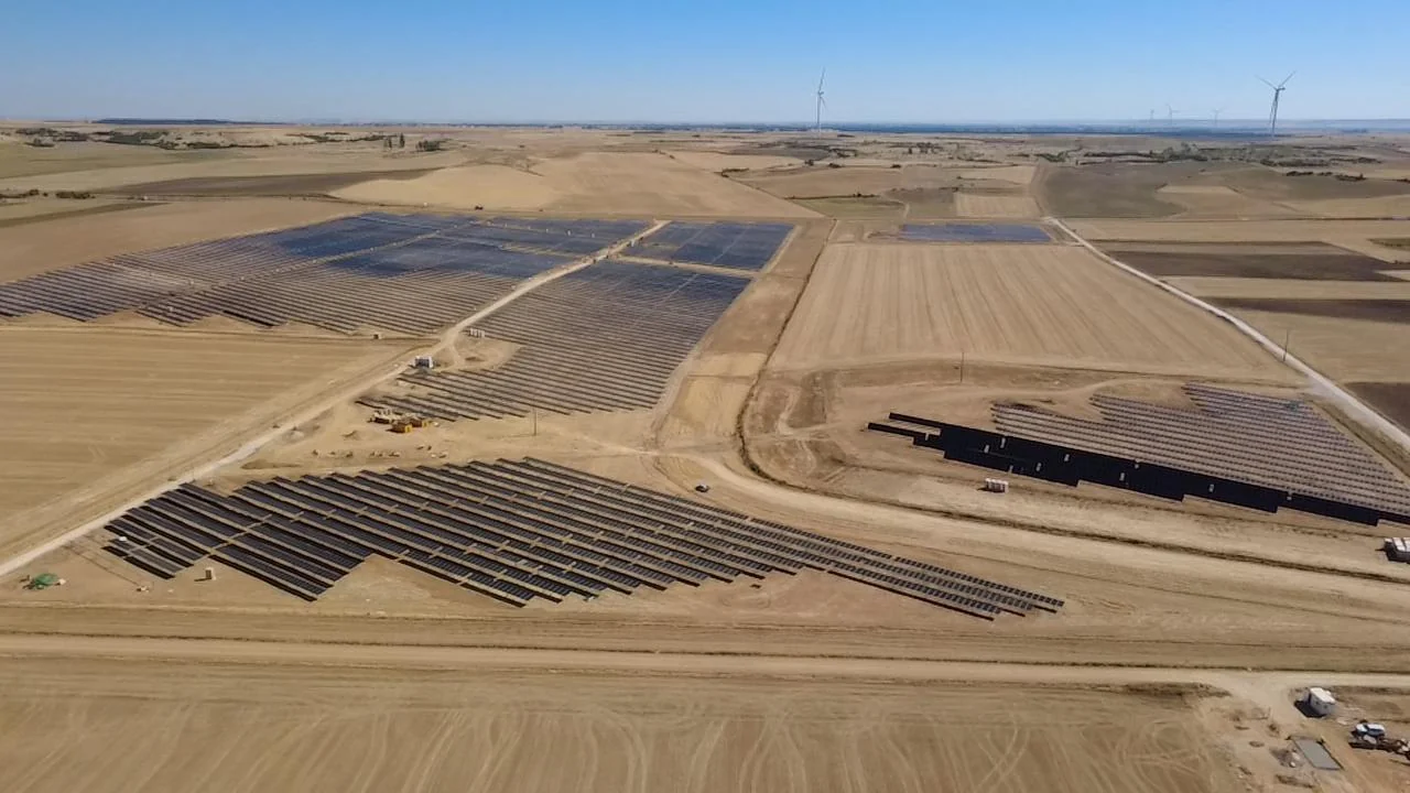 Vista aérea de la planta fotovoltaica Apamate Solar, en Paredes de Nava, Palencia.