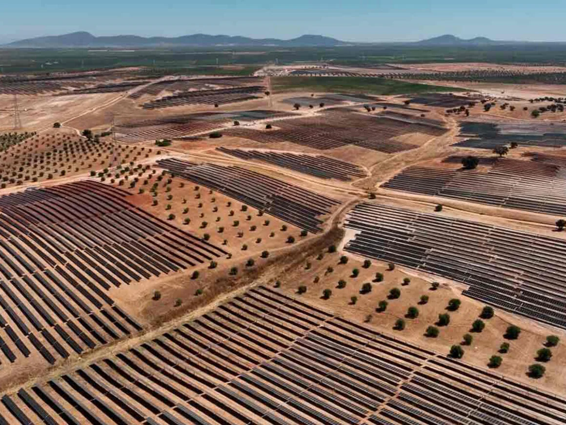 Vista aérea de los paneles solares del proyecto Arco I, en Cáceres.