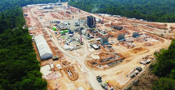 Vista aérea de las obras de Azulão 950, en Silves, Amazonas, Brasil.