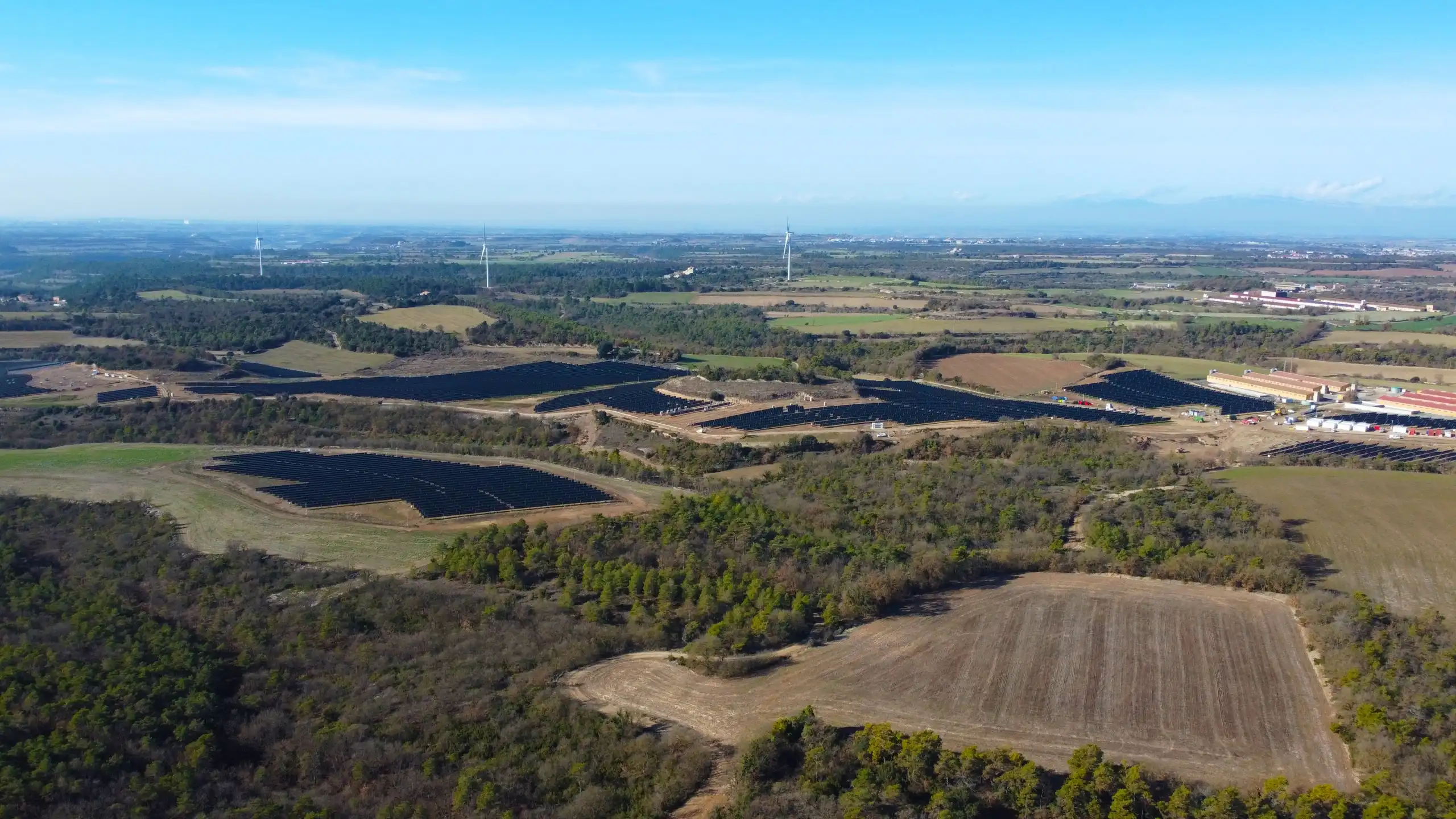 Vista aérea de la planta fotovoltaica Carbeso Solar, en Pujalt, Barcelona.