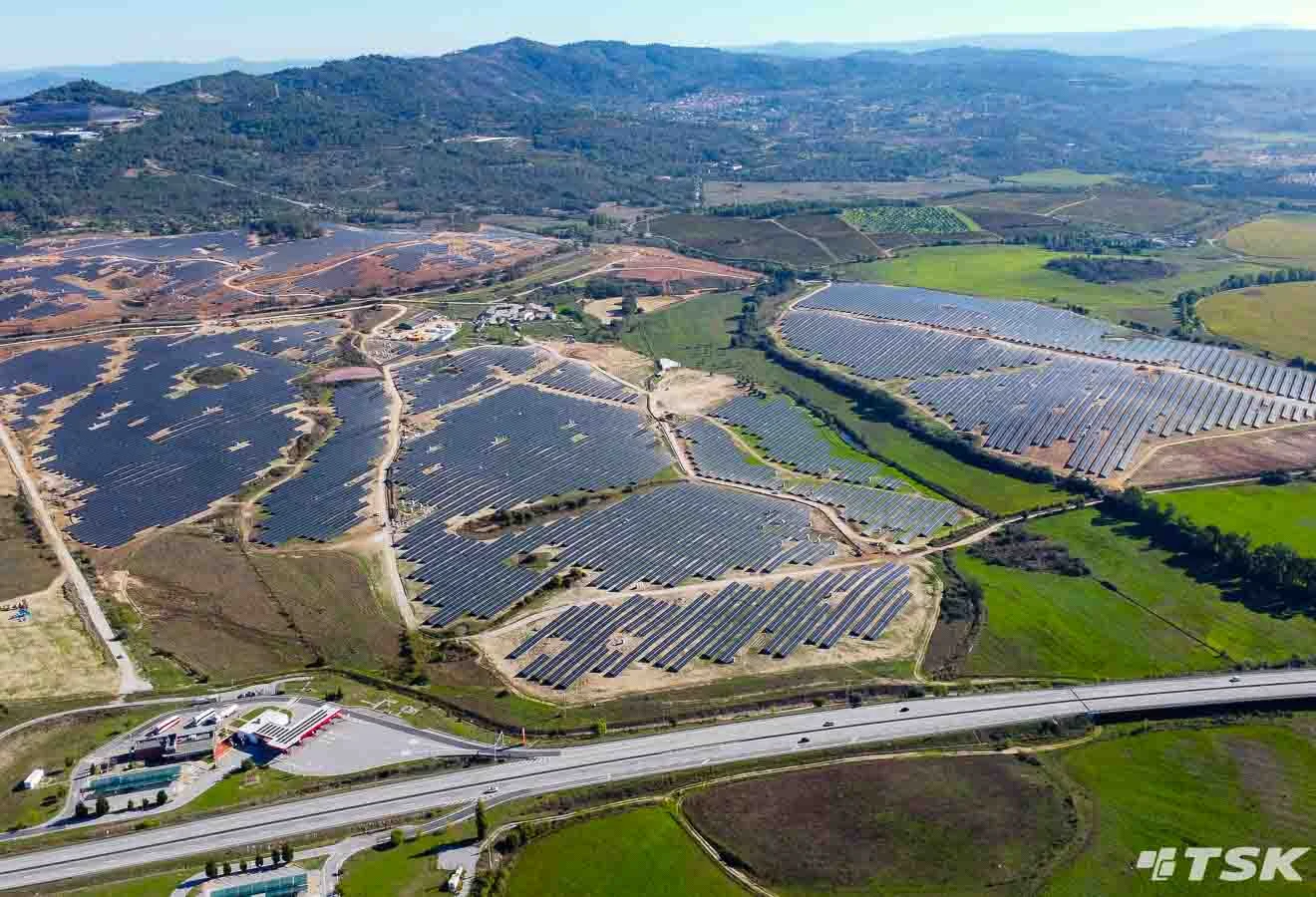 Vista aérea de la planta fotovoltaica de Fundão, en Portugal.