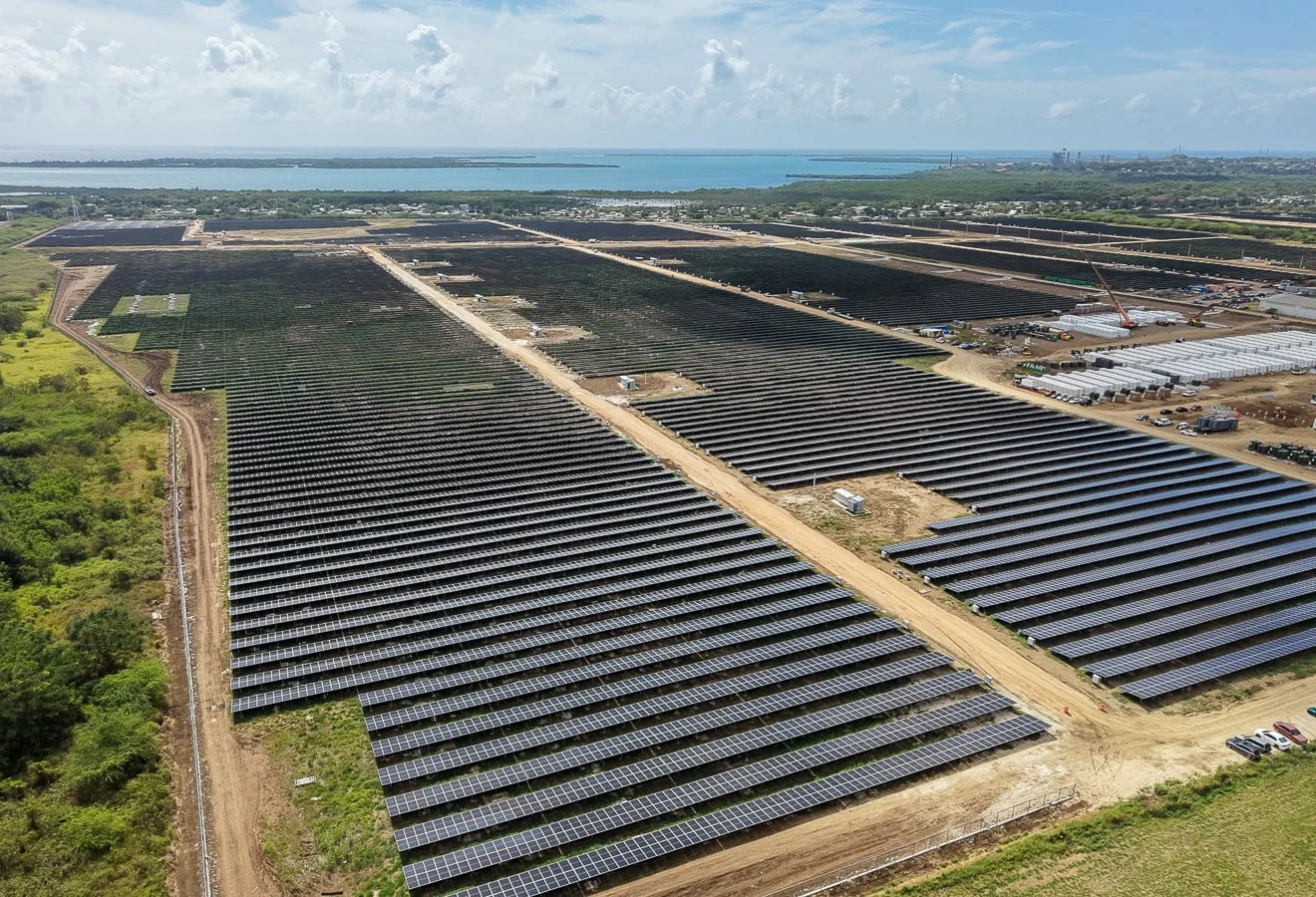 Paneles solares del complejo Marahu, que integra los proyectos Jobos y Salinas, en Puerto Rico.