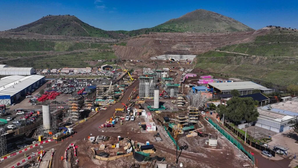 Vista aérea de las obras de acceso al Túnel Lo Ruiz, en Renca, Santiago de Chile.
