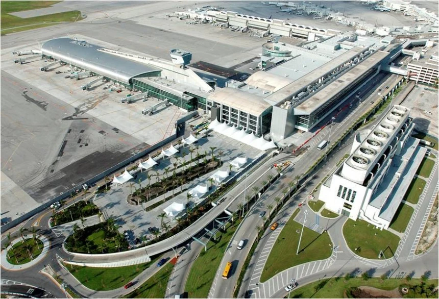 Vista de la terminal y las pasarelas del aeropuerto de Miami.