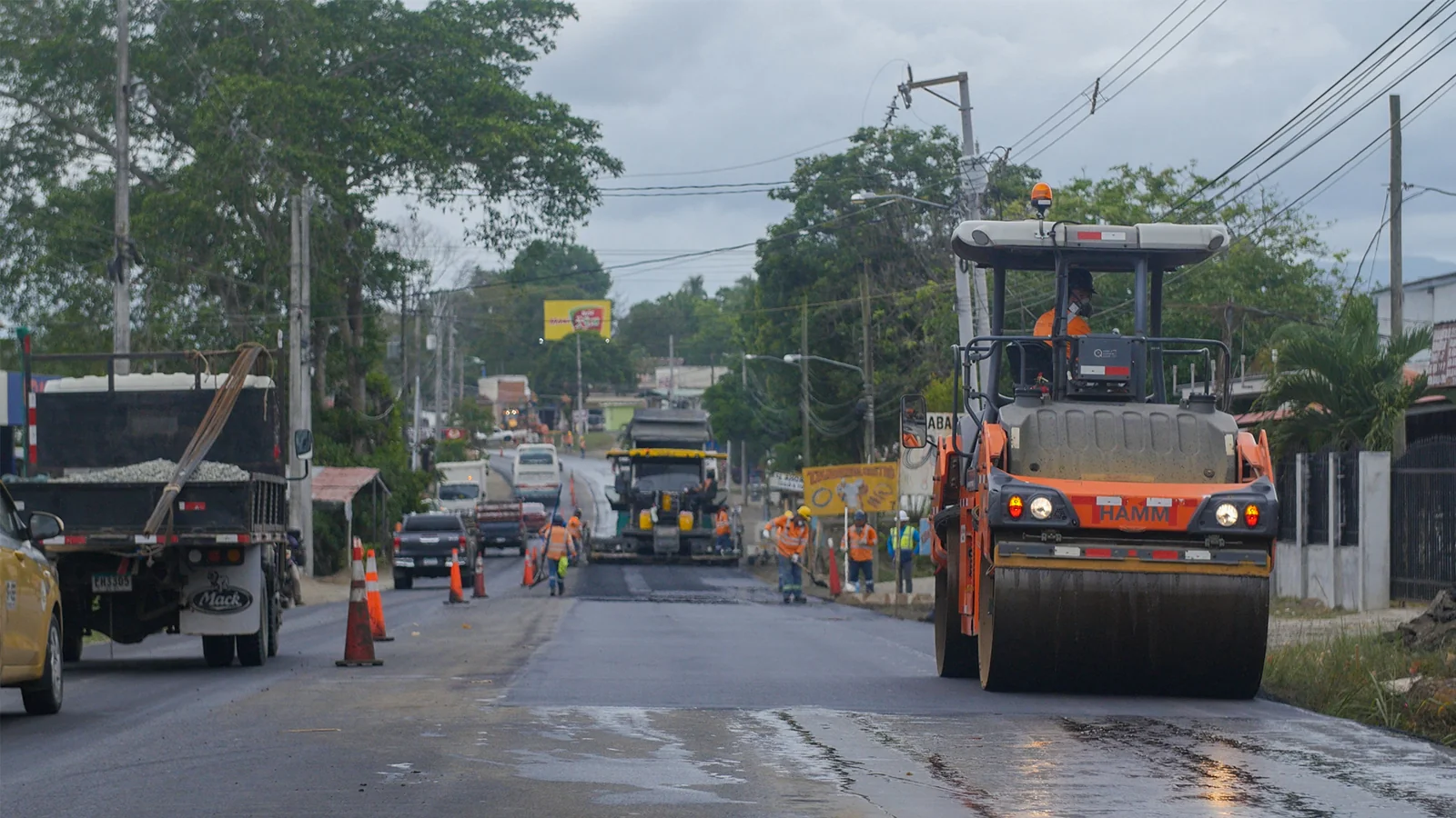 Trabajos de pavimentación de la Carretera Panamericana Este, en Panamá.