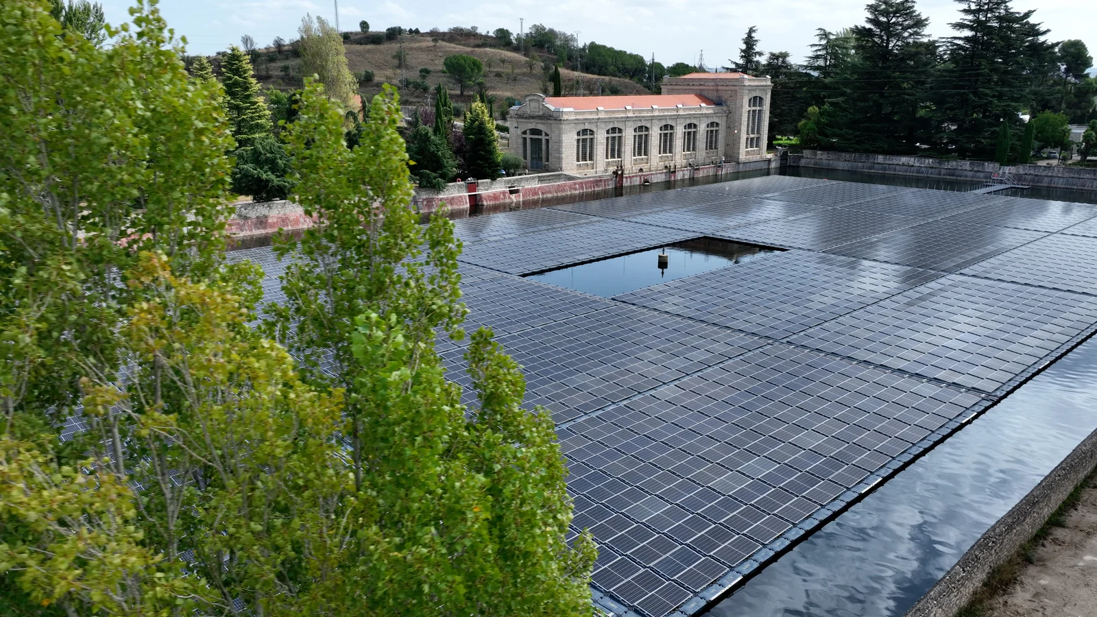Instalación fotovoltaica flotante de Torrelaguna, integrada en el Plan Solar de Canal de Isabel II.