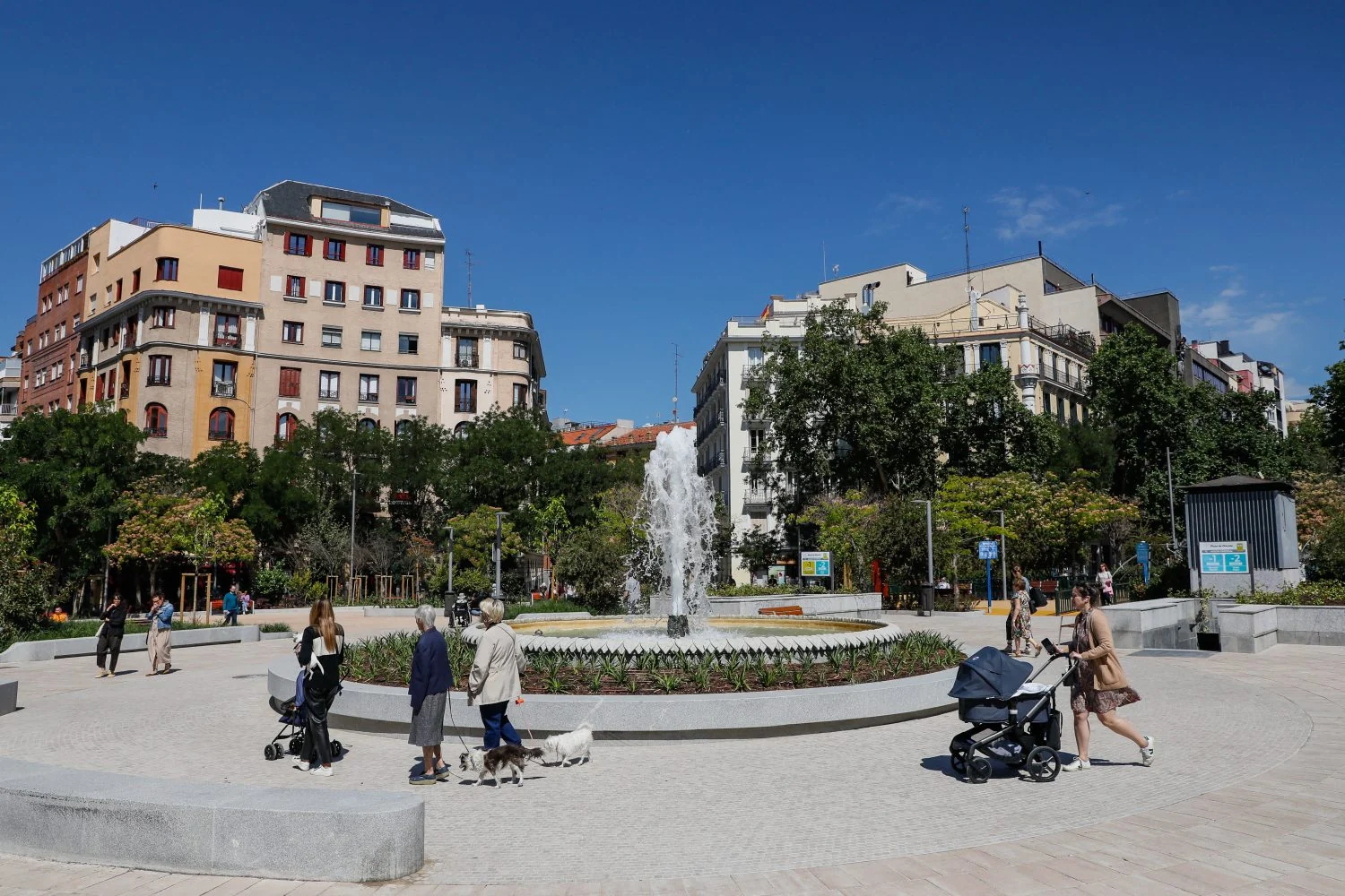 Vista de la plaza de Olavide remodelada, con su fuente y los espacios peatonales.