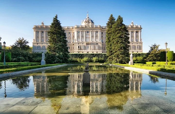 Estanque de los Jardines de Sabatini con el Palacio Real de Madrid al fondo.